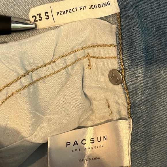 PacSun Perfect Fit Lightwash Deconstructed Jegging - Picture 5 of 8